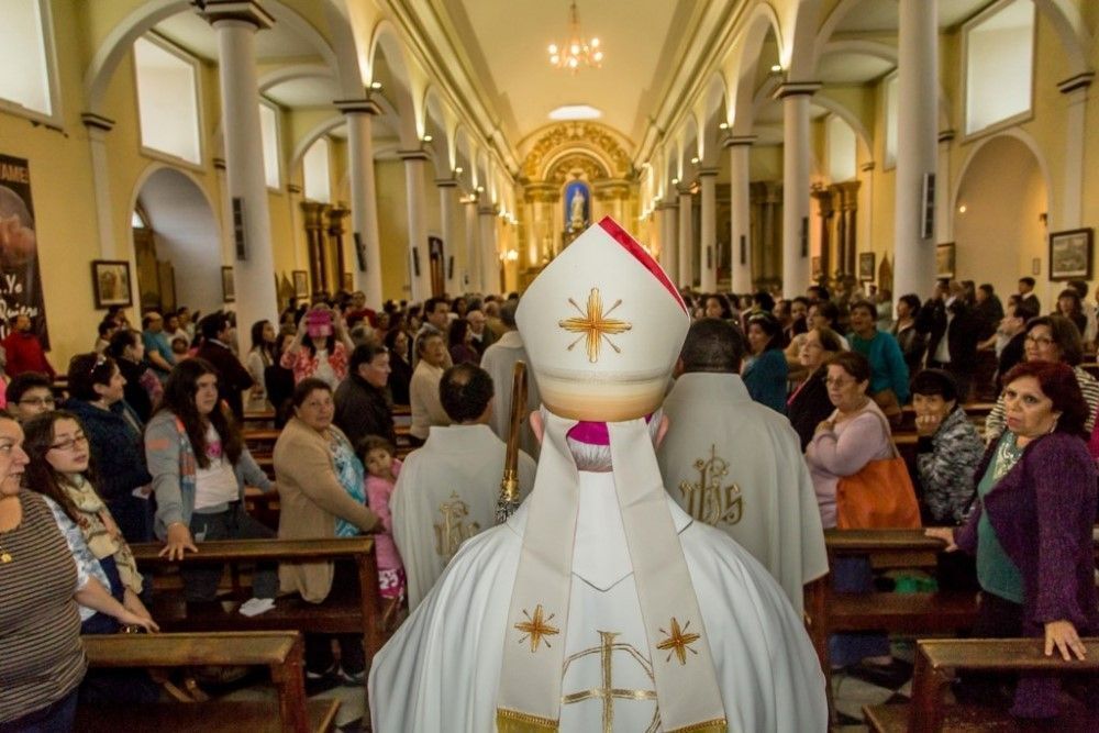 Monseñor Aós, Copiapó (Chile) : "sacerdotes y diáconos , hagamos de esta concelebración un signo de la comunión entre nosotros"  