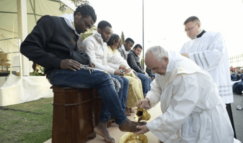 El Papa Francisco, con la estola a modo diaconal, lava los pies a 12 refugiados en la celebración de la Cena  del Señor del Jueves Santo