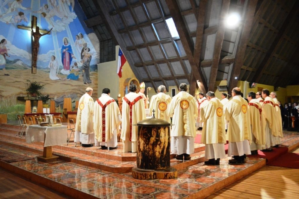 Diócesis de Aysén (Chile):   Fieles católicos acompañaron a los sacerdotes y diáconos que renovaron sus promesas sacerdotales