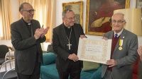 Los obispos de Cataluña (España) entregan a Mn. Aureli Ortín, diácono, la Cruz Pro Ecclesia et Pontifice