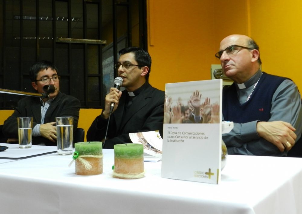 Arzobispo de Concepción, Mons. Fernando Chomalí y  el Diácono y periodista Jaime Coiro, presentan libro del sacerdote Héctor Aranda sobre Comunicaciones en las instituciones