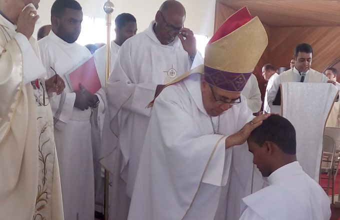 Diocesis S.F.M de fiesta ordenación en Villa Rivas (Republica Dominicana)