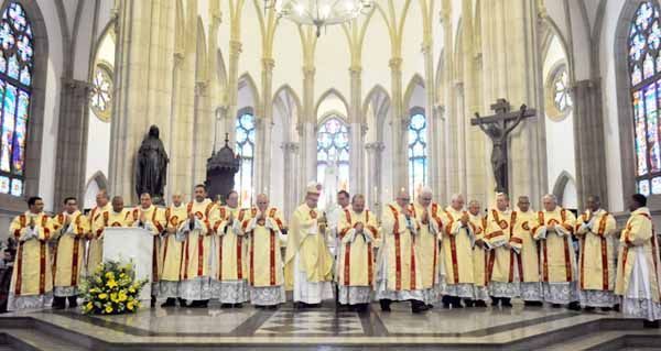 Bispo Diocesano de Petrópolis (Brasil) ordena 19 diáconos permanentes