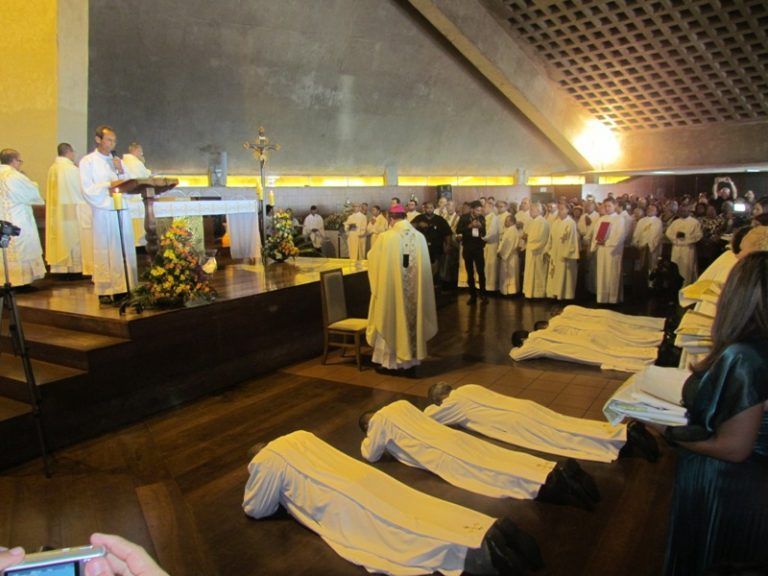 Seis diáconos permanentes são ordenados no Santuário da Padroeira de Minas, Brasil