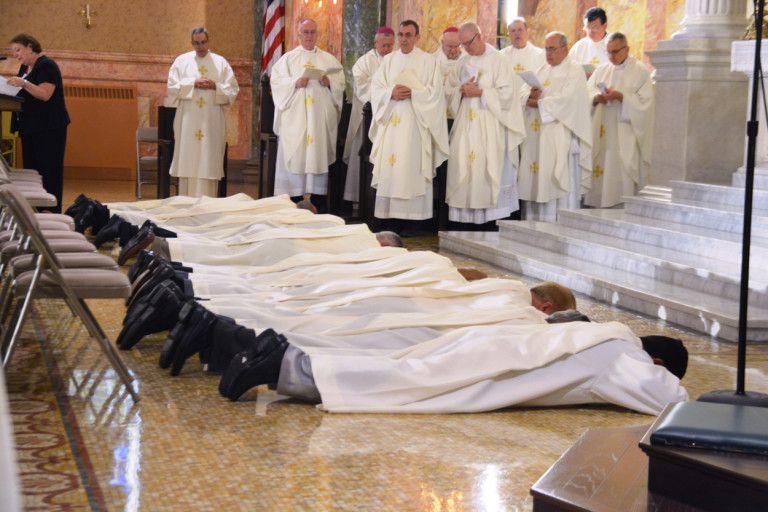 Diócesis de Brooklyn, New York, USA: Monseñor DiMArzio ordena doce nuevos diáconos, cinco de ellos latinoamericanos