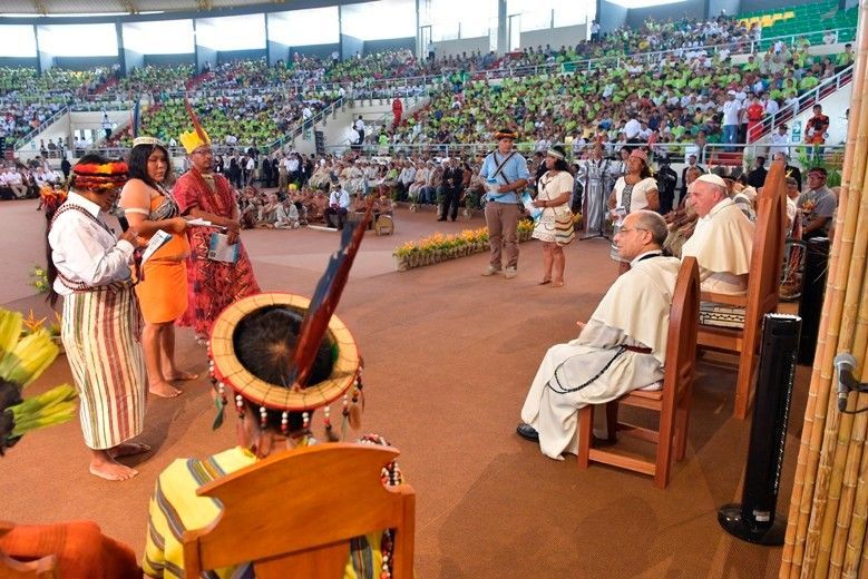 Un diácono permanente indígena, junto a otros miembros de pueblos originarios de la Amazonia, proclaman pasajes de la Encíclica "Laudato si"