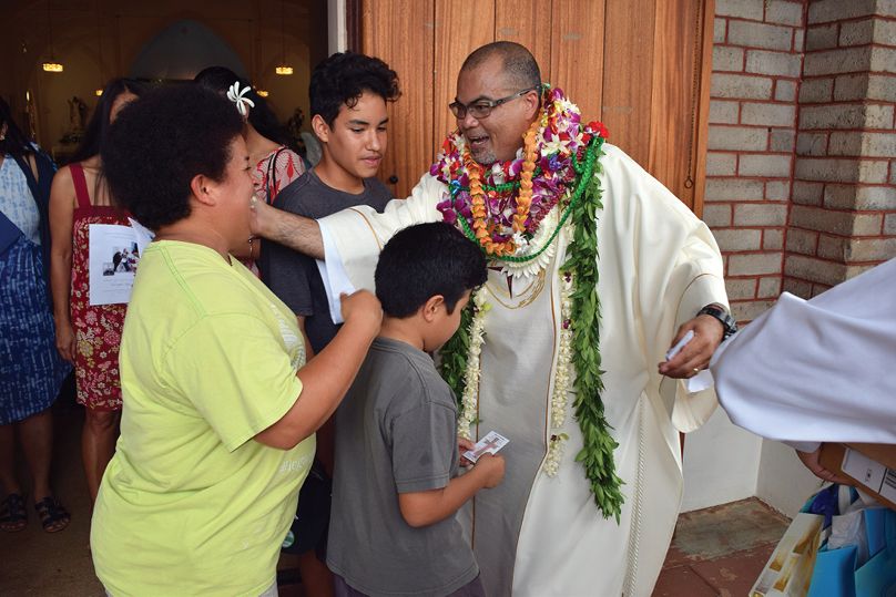 El diácono hispano Ricardo Burgos recién ordenado en Honolulu (EEUU), y su compañeros, reciben el destino pastoral