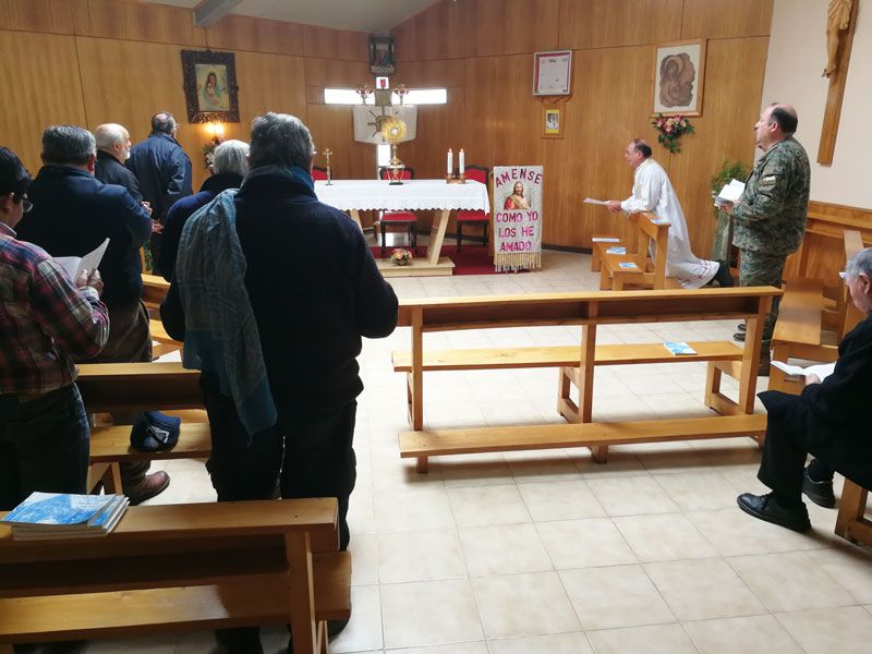 Diáconos y presbíteros junto a su obispo en el "Día sacerdotal" en Aysén, Chile