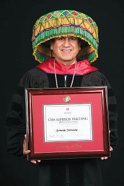El diácono iberoamericano Armando Solorzano recibe el premio a la excelencia como maestro de la Universidad de Utah (EEUU)