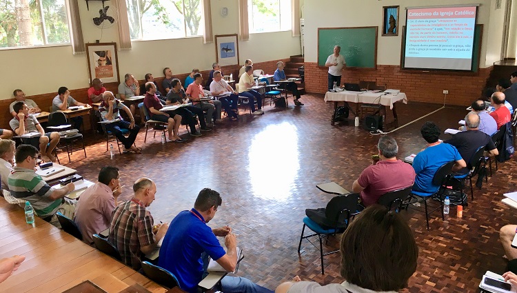 Diocese de Ponta Grossa, Brasil: Escola Diaconal da Diocese prossegue com 48 candidatos