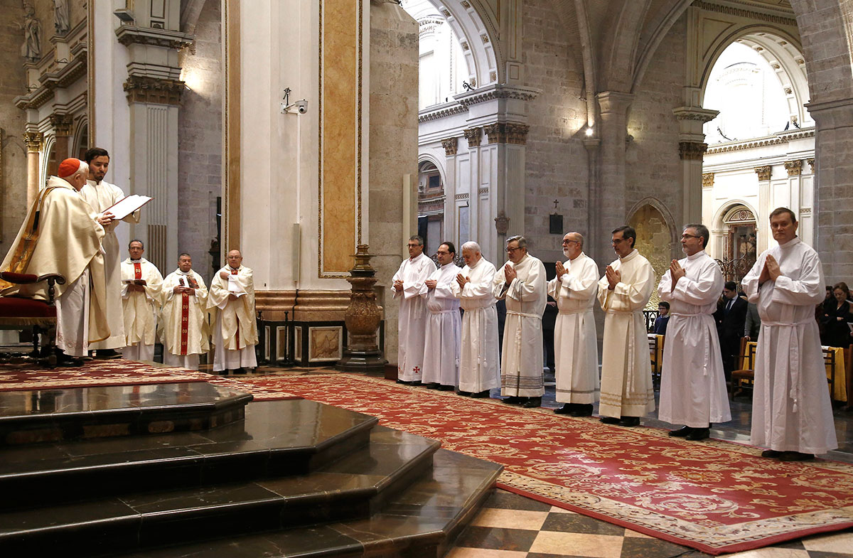 Un médico, un electricista, cinco profesores y un agente comercial ordenados diáconos permanentes por el cardenal Cañizares en Valencia, España