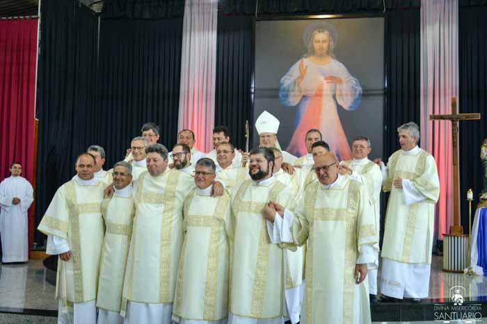 Dezesseis novos diáconos permanentes ordenados na Arquidiocese de Curitiba