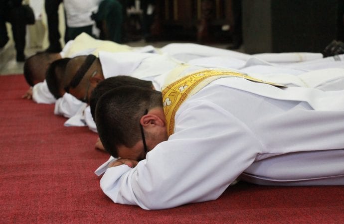 El debate sobre los sacerdotes casados, ordenando 'viri probati', se enfrenta a obstáculos