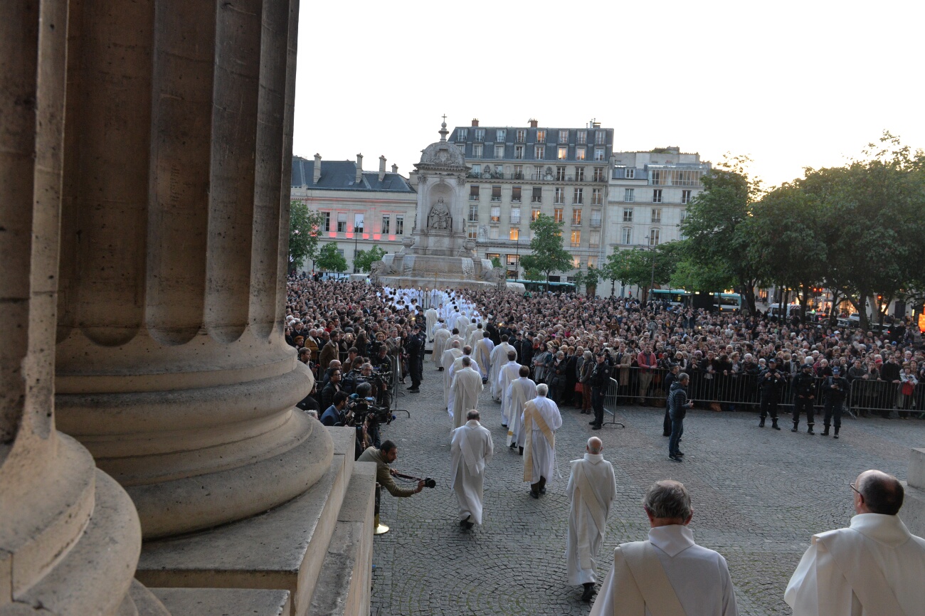 Los diáconos de Paris renuevan sus promesas en la Misa Crismal en Saint Sulpice, tras el incendio en Notre Dame