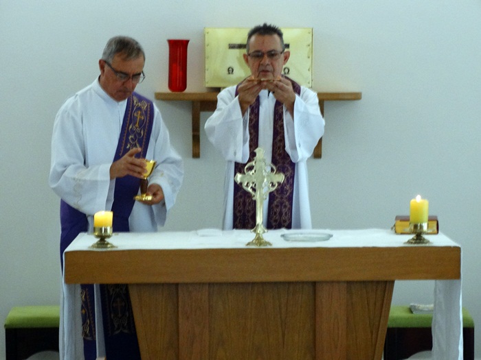 Padre Silvio Alcântara preside missa no Centro Pastoral Dom Fernando
