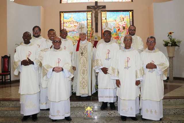 Oito novos diáconos permanentes foram ordenados na Diocese de Camaçari, Brasil