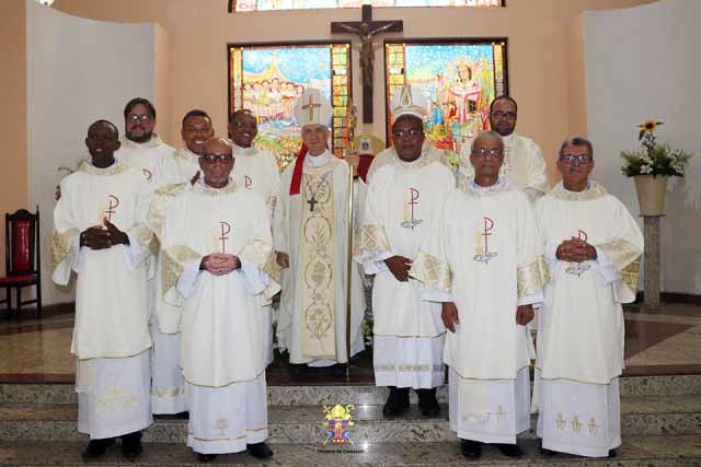 Oito novos diáconos permanentes da Diocese de Camaçari, Brasil