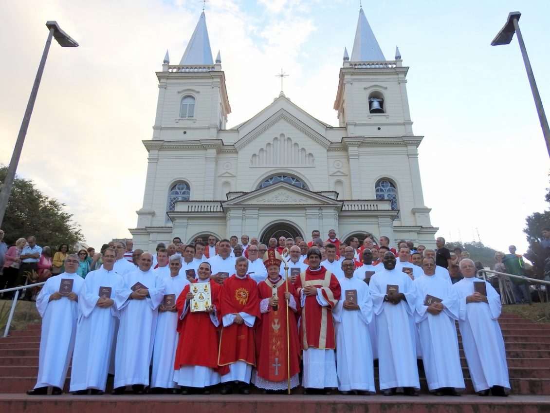 Candidatos ao Diaconato Permanente são instituídos Acólitos e Leitores na Arquidiocese de Juiz de Fora, Brasil