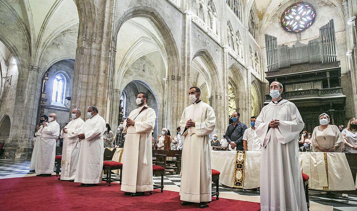 Archidiócesis de Oviedo, España:Sanz Montes ordena a 3 diáconos para «ser ejemplo de vida»