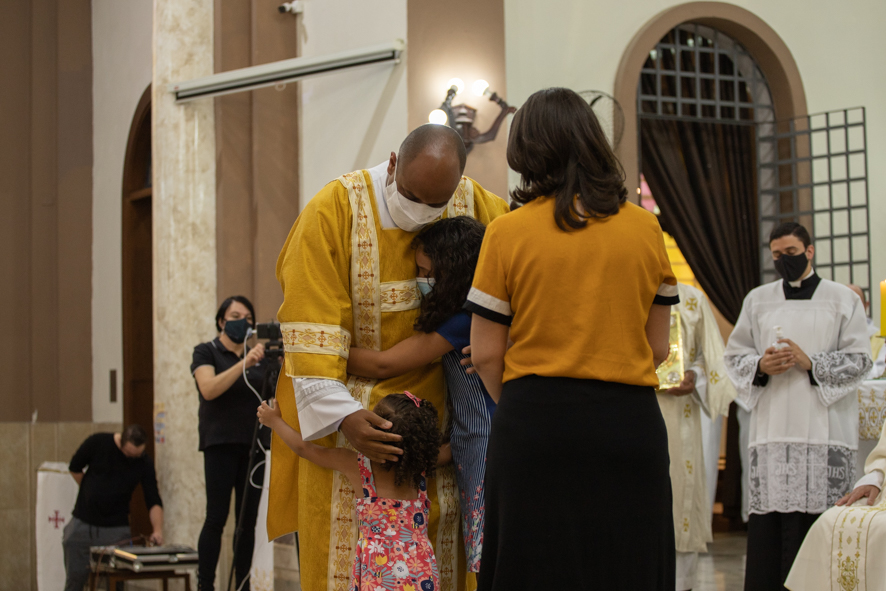 Sagrada Família abençoa novo diácono permanente Renan Evangelista