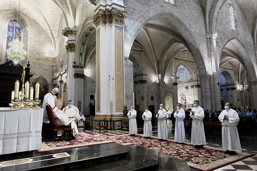 Valencia, España: El cardenal Cañizares ordena diáconos permanentes a seis laicos valencianos